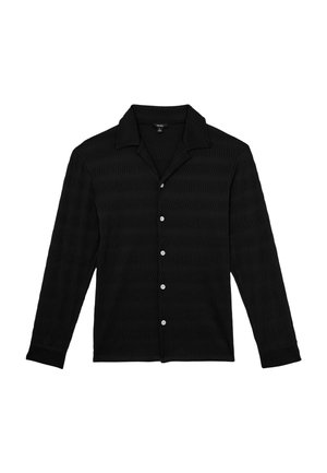 Fekete hosszú ujjú ing texturált anyagból, vállszéles gallérral és fehér gombokkal az elején.