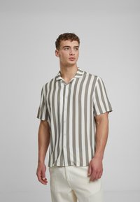 Urban Classics RESORT - Ing - paleolive offwhite