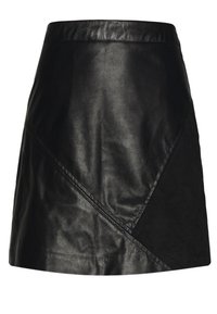 Svart läderkjol med en åtsittande midja, A-linjeform och diagonala sömdetaljer. Slät yta med en svag glans.