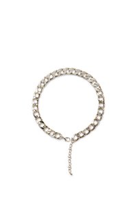 Collana a catena caratterizzata da anelli di metallo argentato interconnessi, con segmenti alternativi di strass trasparenti incastonati per un tocco di brillantezza.