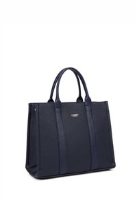 Marineblauwe leren tote bag met een gestructureerd oppervlak, dubbele platte handvatten en verticale accentstrepen. Beschikt over een subtiele logo-detail aan de voorkant.