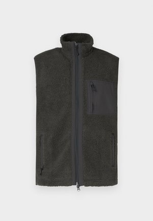 Fleecevest in donkergrijs met hoge kraag, volledige ritssluiting aan de voorkant en ritssluitingen op borst- en zijzakken. Zachte textuur en mouwloos ontwerp.