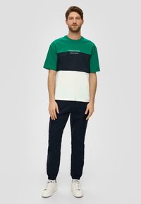 s.Oliver IM COLOUR BLOCKING-STYLE - T-Shirt print - smaragd