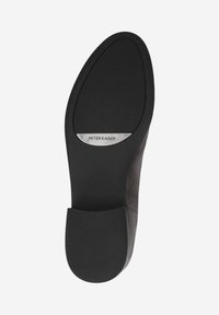 Schwarze Wildledersohle mit runder Form, glatter Textur und einem metallischen Peter Kaiser Logo-Accent.
