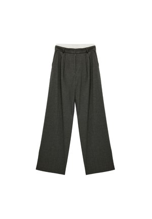 Pantalones de pierna ancha en gris oscuro, con diseño plisado, pasadores para cinturón y una cinturilla blanca en contraste. Textura suave y ajuste entallado.