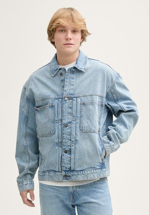 Helle blaue Denimjacke mit lockerer Passform, Knopfverschluss, zwei Fronttaschen und gesteppten Details. Glatte Textur.