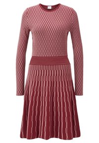 Robe en maille bordeaux avec un motif texturé à lignes verticales, manches longues, taille cintrée et jupe évasée.