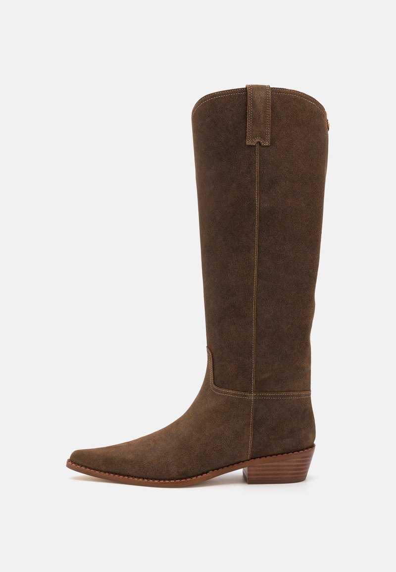Brown suede polvipituiset saappaat, joissa on terävä kieli, ommellut yksityiskohdat ja pinottu korko. Sisältää pienen vetotabin ylhäällä.