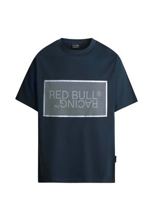 Tumedas sinises lühikeste käistega T-särk pehmest kangast, mille esiosal on suur hõbedane "RED BULL RACING" logo ristküliku kujunduses.