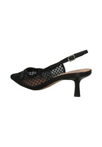 Scarpa slingback nera in rete con punta affusolata, caratterizzata da un tacco sottile e una cinturino regolabile. Design notevole con un accento a bottone sulla parte anteriore.