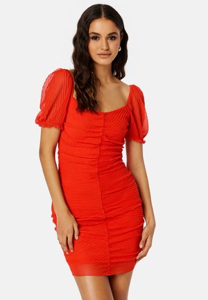 Abito mini rosso con arricciature, maniche a sbuffo trasparenti e scollatura quadrata. Design aderente con pieghe verticali per texture. Tessuto liscio.