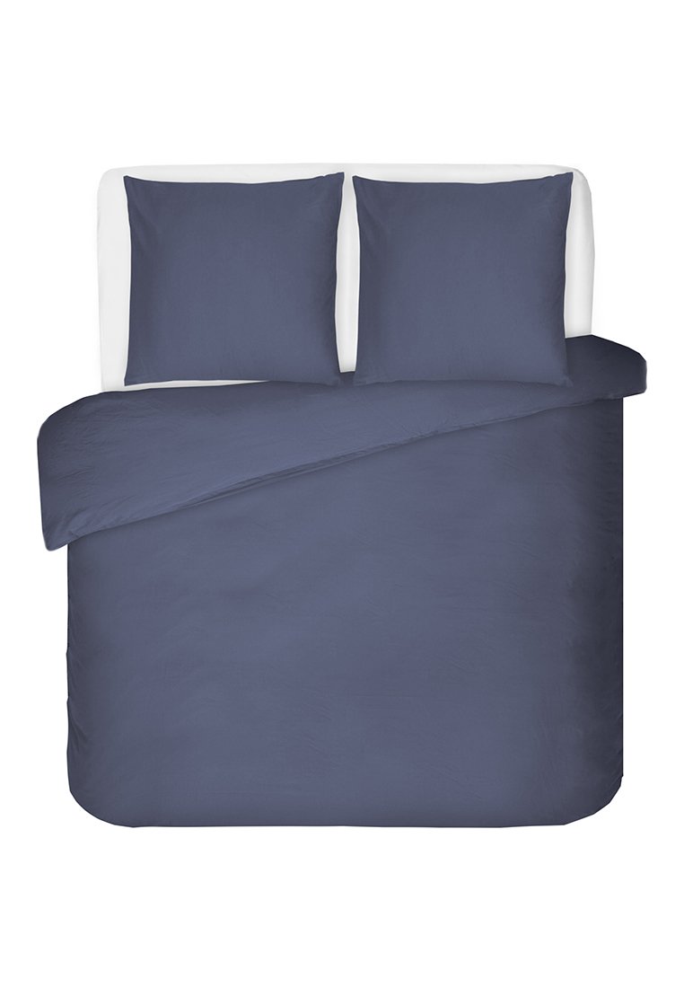 Granatowa poszwa na kołdrę i dwie dopasowane poszewki na poduszki, gładka tekstura, jednolity kolor, starannie ułożone na białym prześcieradle.
