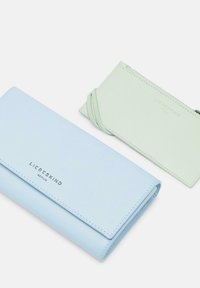 Jasnoniebieski skórzany portfel z przeszyciami i wytłoczonym logo, w zestawie z małym miętowozielonym etui na karty z zamkiem błyskawicznym.