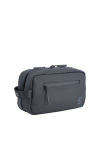 Bolso rectangular negro hecho de material suave, con cierre de cremallera, bolsillo frontal y un asa lateral con iconos de resistencia al agua.