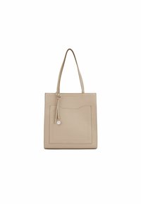 Sac fourre-tout en cuir beige avec une forme plate, double anses, poche avant et un charm décoratif attaché à une fine lanière.