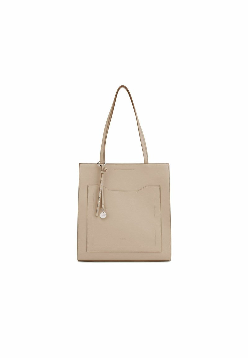 Sac fourre-tout en cuir beige avec une forme plate, double anses, poche avant et un charm décoratif attaché à une fine lanière.