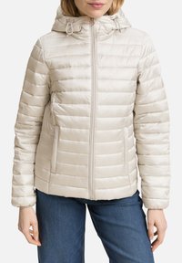 Lichtbeige donsjack met capuchon, met een horizontaal doorgestikt ontwerp, ritssluiting aan de voorkant en twee zijzakken. Gladde, glanzende textuur.