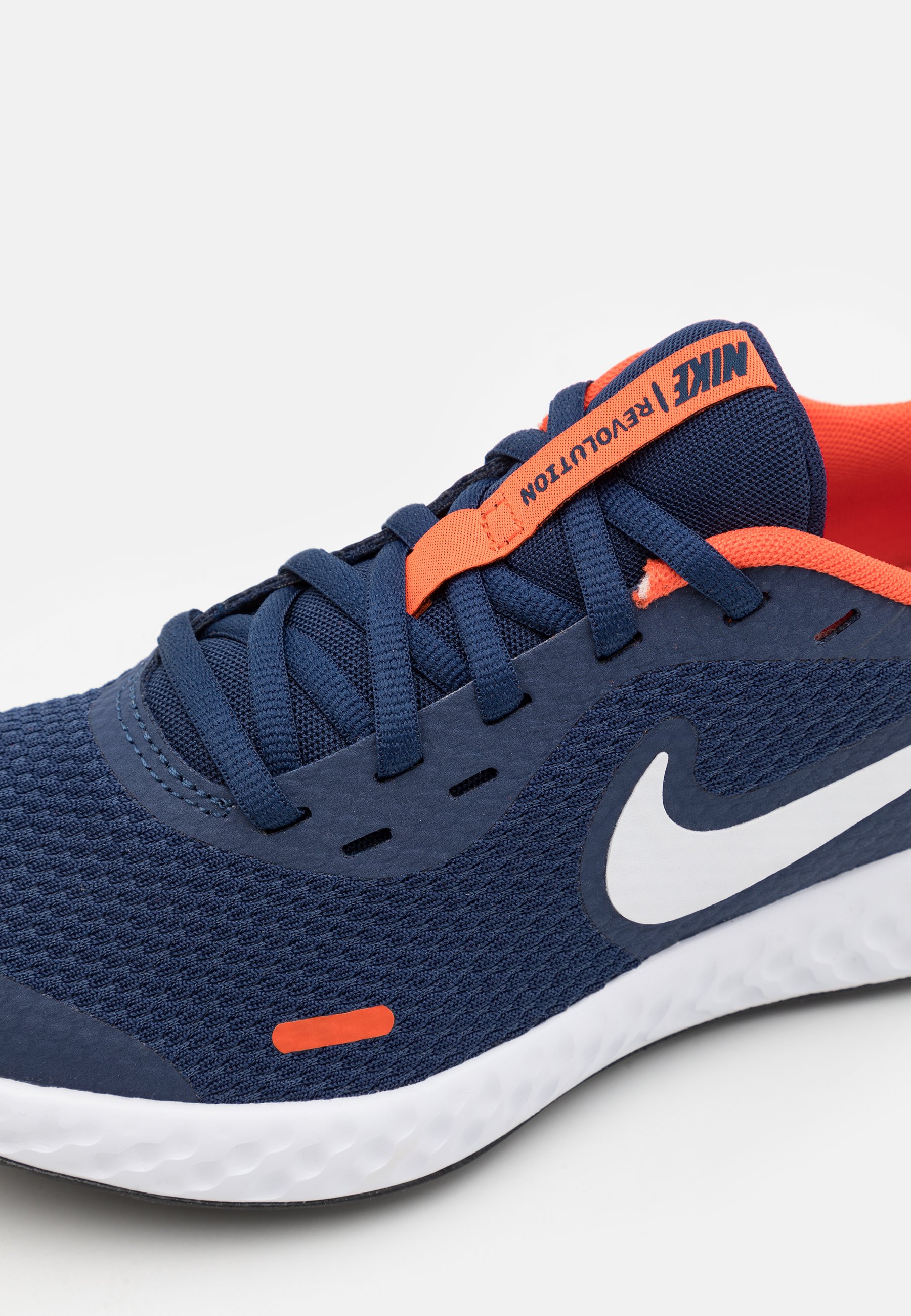 nike performance revolution 5 white