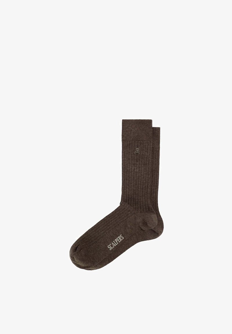 Bruine geribbelde sneakersokken met de tekst "SCALPERS" op de voet en een klein schedellogo nabij de bovenste boord, plat weergegeven op een witte achtergrond.