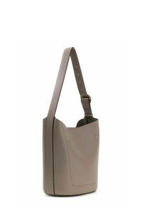 Sac seau en cuir gris avec une large bandoulière, orné de deux accents dorés et d'une texture douce, conçu avec une forme minimaliste.