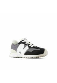 Chaussure de sport noire et grise en matériaux mesh et daim, avec des accents blancs, une languette rembourrée et une semelle en caoutchouc texturée pour plus d'adhérence.