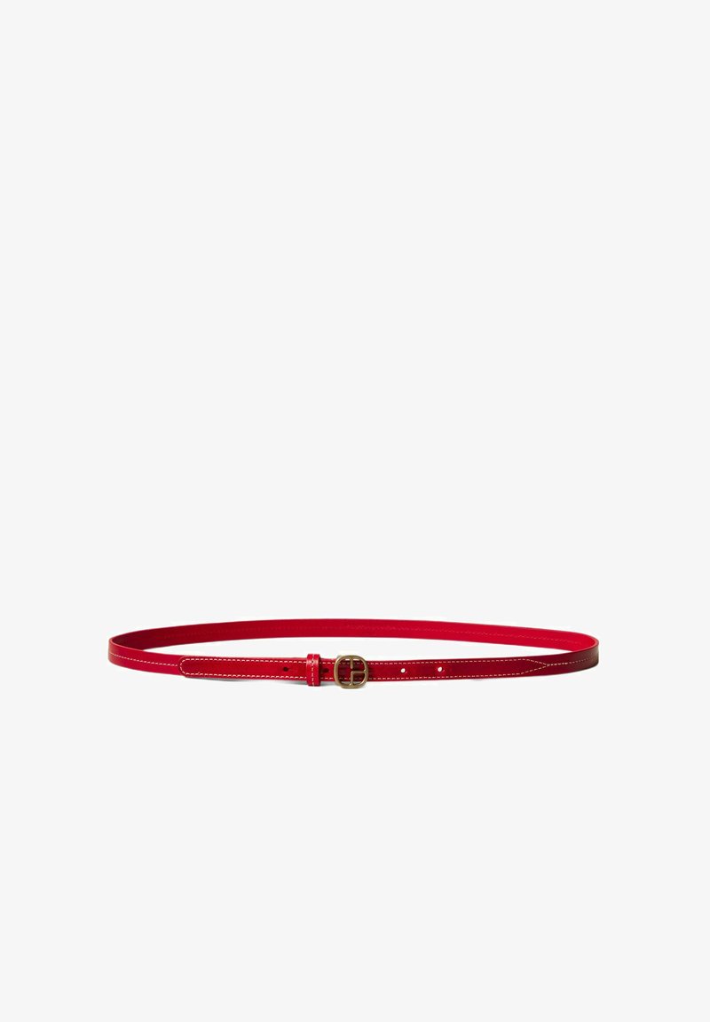 Ceinture en cuir rouge avec un design élégant, dotée d'une boucle dorée et de surpiqures blanches sur le bord. Taille ajustable avec plusieurs trous.