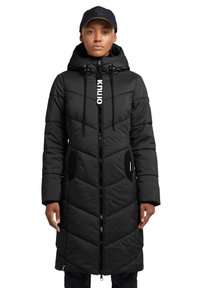 Abrigo puffer largo y negro con un patrón de chevron, capucha ajustable, cremallera frontal y bolsillos laterales. Presenta detalles del logo en blanco en la parte delantera.