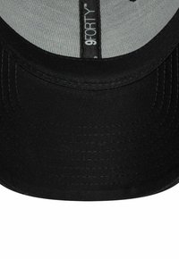 Schwarze New Era 9FORTY Kappe mit sichtbaren Nähten und einem Netz-Innenfutter um das Kronenband.