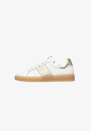 Basket en cuir blanc avec une bande et un talon dorés. Comprend des lacets, un bout rond et une semelle en gomme translucide. Petit logo près des lacets.