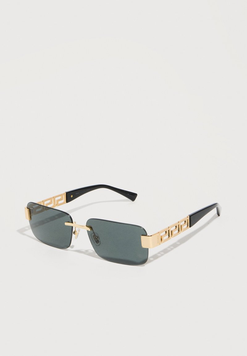 Ορθογώνια σκούρα γυαλιά ηλίου με χρυσά γεωμετρικά σκέλη και μαύρες άκρες, διαθέτοντας σκελετό χωρίς περιθώριο και ρυθμιζόμενα μαξιλαράκια μύτης.