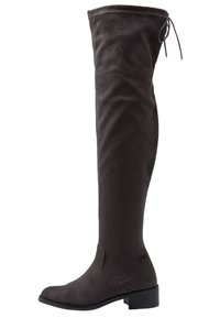 Botas de ante negras hasta la rodilla con punta redondeada, costuras sutiles y un lazo en la parte superior. Tacón plano y textura suave.