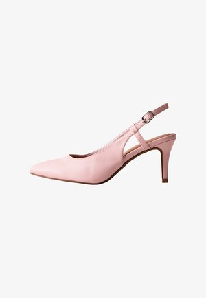 Zapato de salón con tira trasera de cuero rosa, punta puntiaguda, tira ajustable en el tobillo y tacón de aguja de altura media.