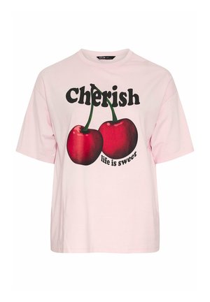 Jasnoróżowy T-shirt z dużym nadrukiem dwóch czerwonych wiśni oraz napisem "Cherish" powyżej i "life is sweet" poniżej wiśni.