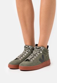 Veja Höga sneakers - olive