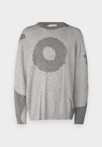 Pulover gri tricotat, cu detalii abstracte de cercuri întunecate gri. Design cu gât rotund, cu manșete și margine ribbate.