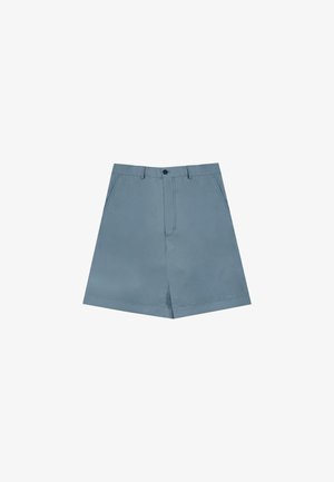 Shorts bleu clair en tissu lisse ; avec fermeture à bouton, poches avant et ourlet droit avec un minimum de détails.