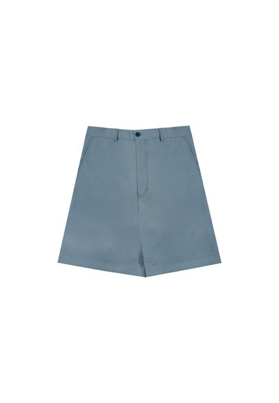 Jasnoniebieskie spodenki wykonane z gładkiego materiału; z zapięciem na guzik, kieszeniami z przodu oraz prostym dołem z minimalnymi detalami.