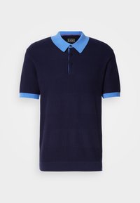 Kortärmad polo t-shirt i marinblått med ljusblå krage och muddar. Har ett texturerat mönster, treknäppning och en varumärkesetikett på insidan.