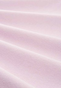 Svetloružová látka s hladkou textúrou, so šikmými ryhami a záhybmi, ktoré zdôrazňujú jej jemný tkaný materiál.