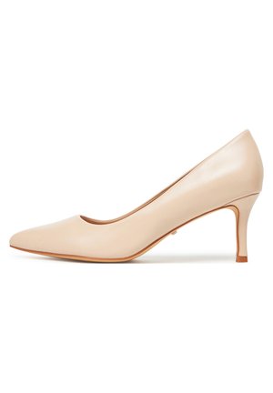 Zapato de tacón de punta fina de cuero beige con un tacón delgado de altura media y acabado liso, mostrado de perfil sobre un fondo blanco.