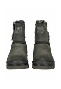 Dunkelgraue Knöchelboots aus Wildleder mit einem Kunstpelzbesatz, Reißverschluss und dekorativen Nähten entlang des Obermaterials. Schwarze Gummisohle.