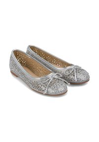 Ballerine argentate con un design perforato, ricoperte di strass. Presentano un piccolo fiocco sulla punta e una suola esterna texturizzata.