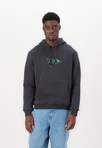 Dunkelgrauer Kapuzenpullover aus Baumwolle mit einer Fronttasche, der drei grüne Vogelmotive auf der Brust und eine Kordelzugkapuze hat.