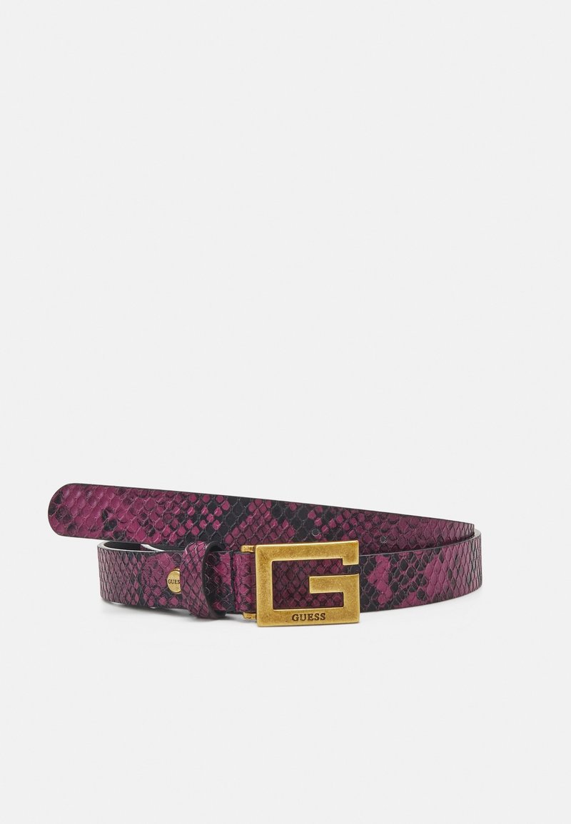 Ceinture violette et noire à motif peau de serpent avec une boucle rectangulaire dorée comportant la lettre G et le nom de la marque Guess.