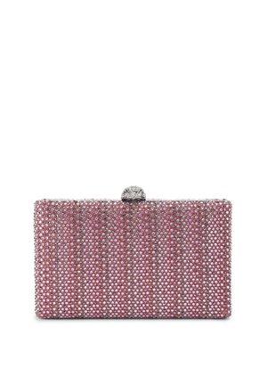 Clutch rettangolare rosa coperta di piccoli strass con una chiusura decorativa argentata sulla parte superiore, su sfondo bianco.
