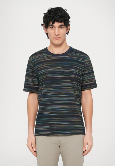 Kurzärmeliges T-Shirt aus weichem Stoff mit dunklem Hintergrund, versehen mit mehrfarbigen horizontalen Streifen und einem rundem Ausschnitt.