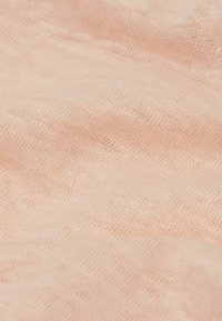 Světle růžová tkanina s jemným, texturovaným pletením. Má jemný vzor a mírné vlnky, což vytváří lákavý vzhled.