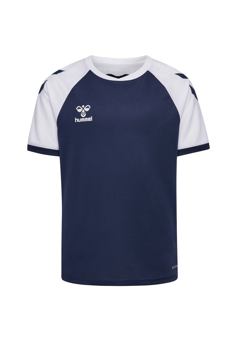 Marinblå sport-T-shirt med vita korta ärmar, med en logotyp på bröstet och kontrasterande axelränder. Tillverkad av mjukt, lätt material.