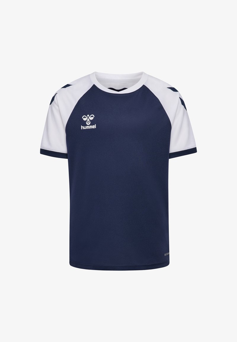 Granatowy sportowy T-shirt z białymi krótkimi rękawami, z logo na klatce piersiowej i kontrastującymi paskami na ramionach. Wykonany z gładkiego, lekkiego materiału.