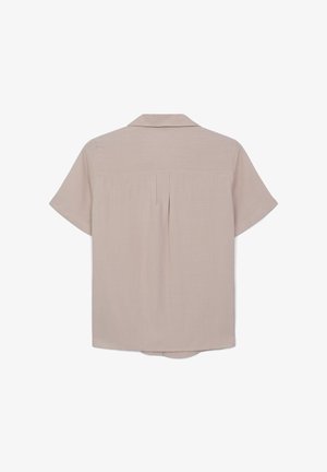 Chemise à manches courtes en tissu beige clair, dotée d'un col classique, d'un pli d'aisance dans le dos et d'un ourlet arrondi pour faciliter les mouvements.